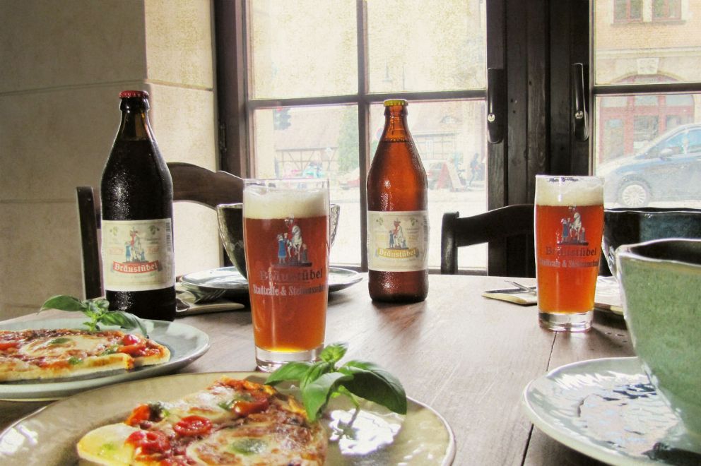 Gedeckter Tisch mit Köstlichkeiten und selbstgebrauten Laubegaster Bier